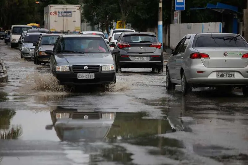 Segundo moradores, a tubulação não teria suportado pressão