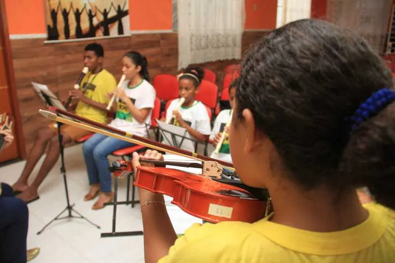 Programas de aulas de violinos que começou no Pontal abre núcleo de flauta no Mutuapira