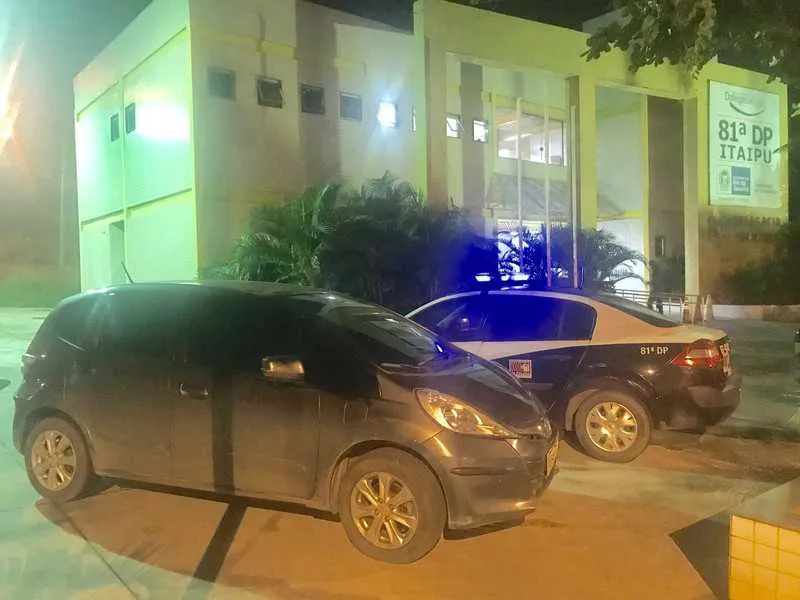 Os policiais da delegacia de Itaipu prenderam dois homens e recuperaram um Honda Fit após receberem denúncias anônimas

