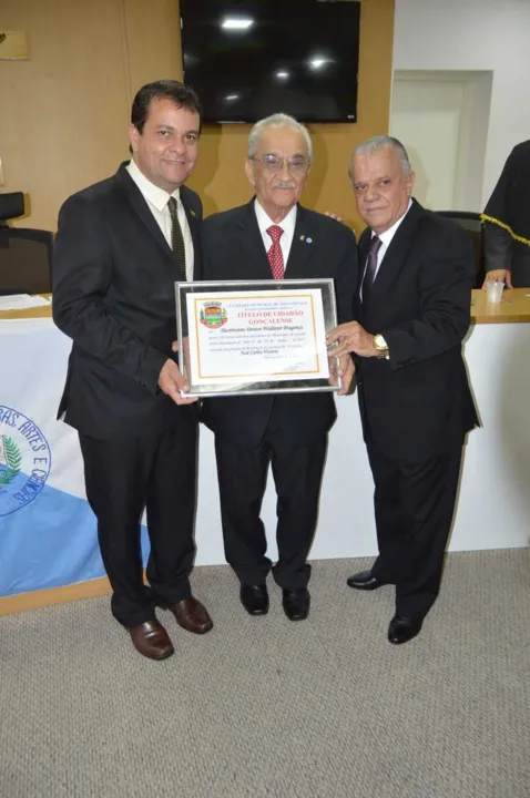  O ex-prefeito de Niterói e ex-deputado estadual Waldenir Bragança recebeu título de cidadão gonçalense

