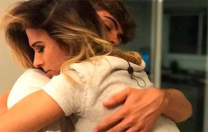 Mesmo sem assumirem publicamente que estão namorando, Rafael Vitti e Tatá Werneck têm deixado os fãs da internet completamente enlouquecidos, por estarem aparecendo juntos com frequência nas redes sociais. Na madrugada de sexta-feira, a atriz causou o maior alvoroço, em sua página no Instagram, depois de usá-la para compartilhar uma foto em que aparece abraçada com o também ator. "Abraço cordial como manda a 'etiqueta'", escreveu. 