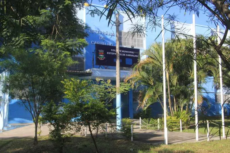  Os criminosos invadiram a Escola Estephania de Carvalho, no Laranjal, e jogaram explosivo na fachada da unidade escolar
