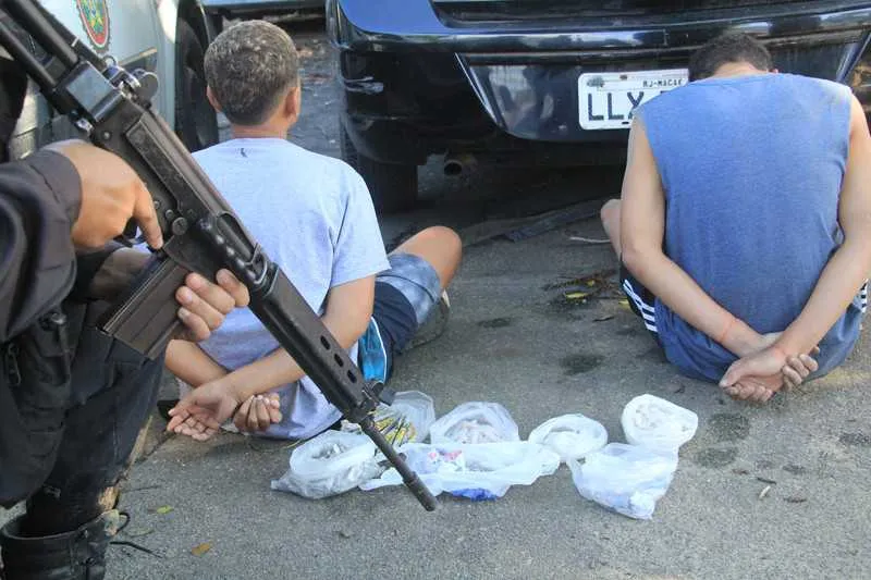 Dois menores detidos com drogas no Morro do Feijão