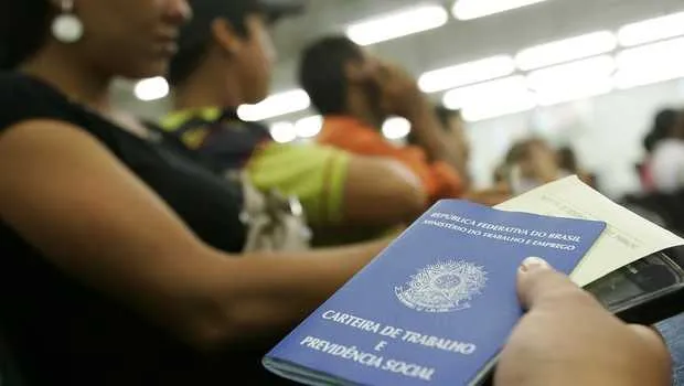 A Caixa é responsável pelo pagamento do abono PIS a trabalhadores com carteira assinada, enquanto o Banco do Brasil disponibiliza o Pasep a servidores públicos.