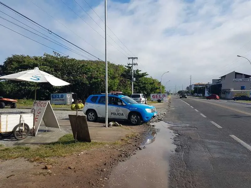 Policiais militares reforçaram o patrulhamento nos acessos à Favela do Lixo, em Mnaoel Corrêa