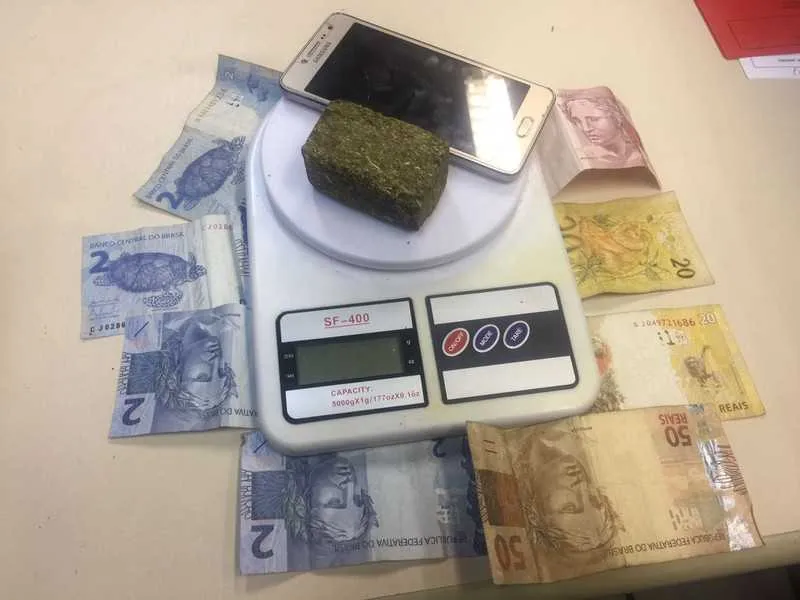 Policiais apreenderam maconha e dinheiro em lanchonete