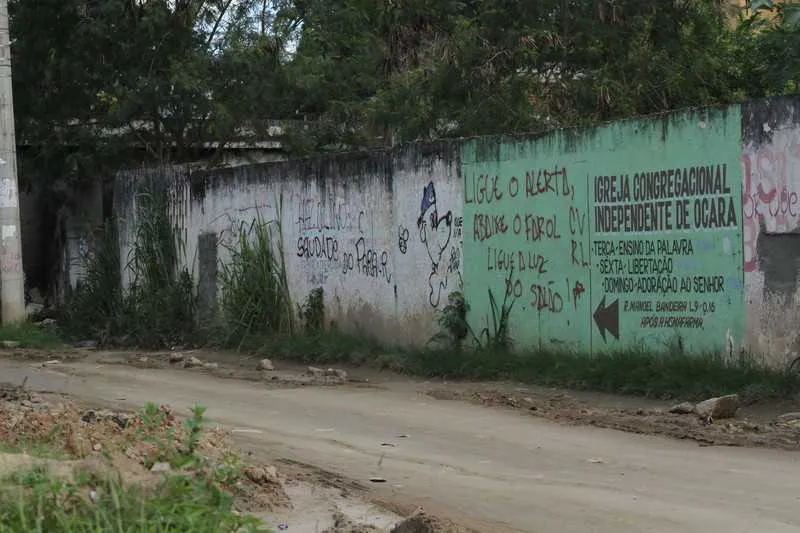 Na entrada da Palha Seca, em Tribobó, motoristas são obrigados a ligar alerta e apagar faróis

