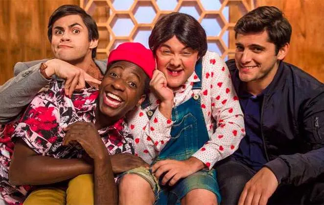 Didi, Dedé, Mussum e Zacarias voltam às telinhas como Didico, Dedeco, Mussa e Zaca. A nova turma de "Os Trapalhões" foi divulgada na terça-feira pela TV Globo, e estreia no próximo dia 17. Lucas Veloso, Bruno Gissoni, Mumuzinho e Gui Santana darão vida aos quatro personagens que marcaram o humor brasileiro. Como os personagens originais, Renato Aragão e Dedé Santana voltam ao ar para ensinar aos quatro como ser um verdadeiro "Trapalhão". 