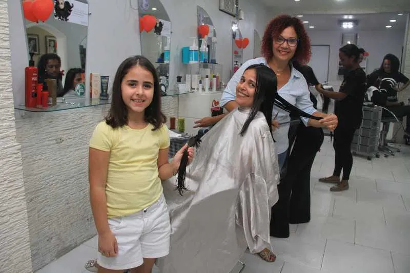 Mãe e filha, Viviane e Manuella, aproveitaram a ação para doarem cabelos no Radical Chic
