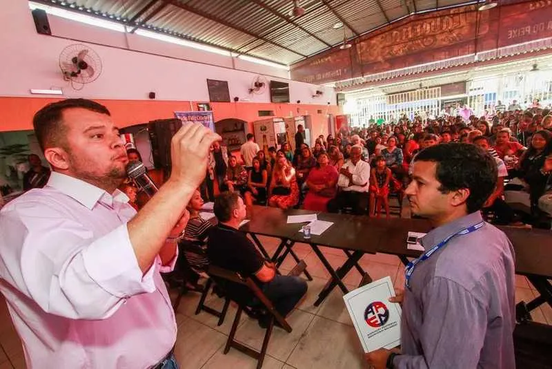 Alexandre e Rodrigo entregaram certificados aos alunos