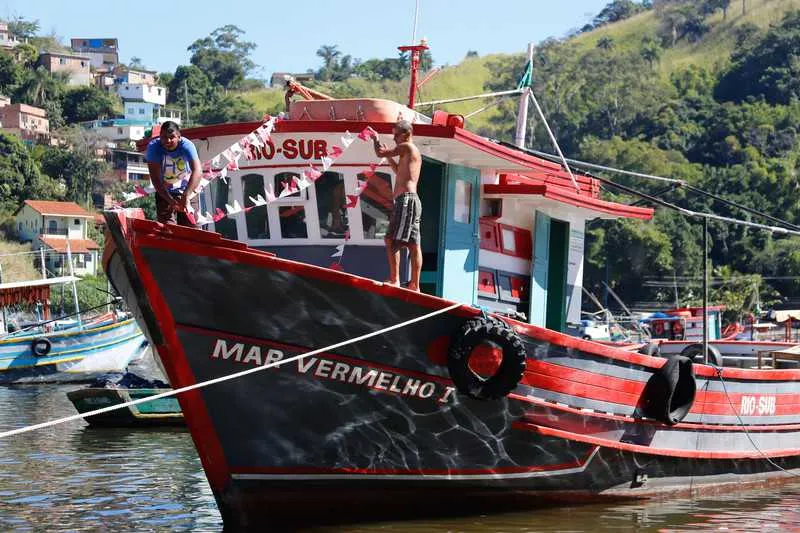 Pierre carrega a imagem de São Pedro, há três anos, no barco, que começou a ser preparado ontem