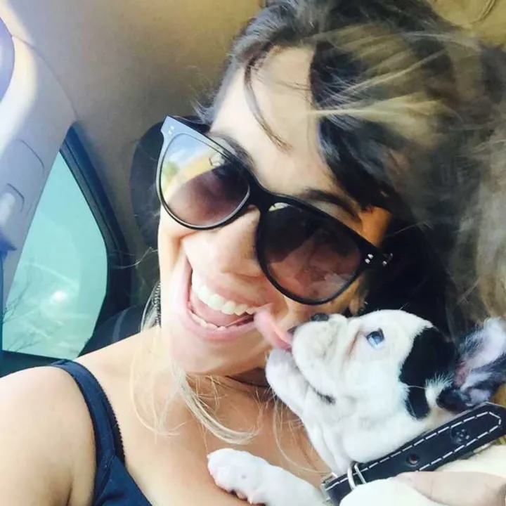 Vanessa Lima tatuou o bulldog francês Bruce no seu ombro