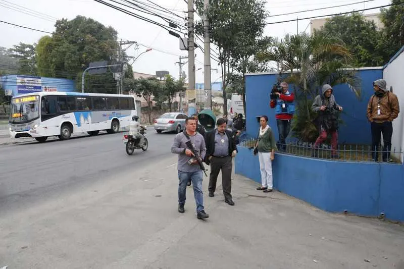 Dentre os presos, 49 são policiais militares e quatro traficantes. 