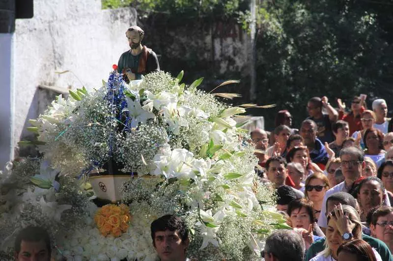 Cerca de 400 devotos participaram das procissões terrestre e marítima na Praia de Jurujuba