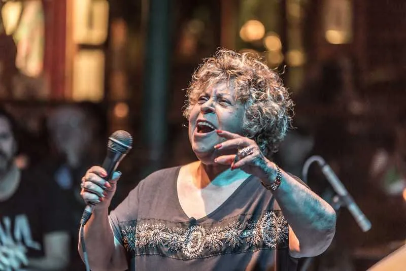 Com show de voz e piano, Leny Andrade se apresenta no Teatro da UFF, em Niterói, na próxima terça e quarta-feira (4 e 5). No alto de seus 74 anos, a cantora recebeu o prêmio "Voz das Américas" há alguns anos, em Washington, nos Estados Unidos. Viajando o mundo e se apresentado em festivais em diversos países, a cantora tem dois DVDs e 20 discos gravados. A classificação é 10 anos, e os ingressos custam a partir de R$ 25. 