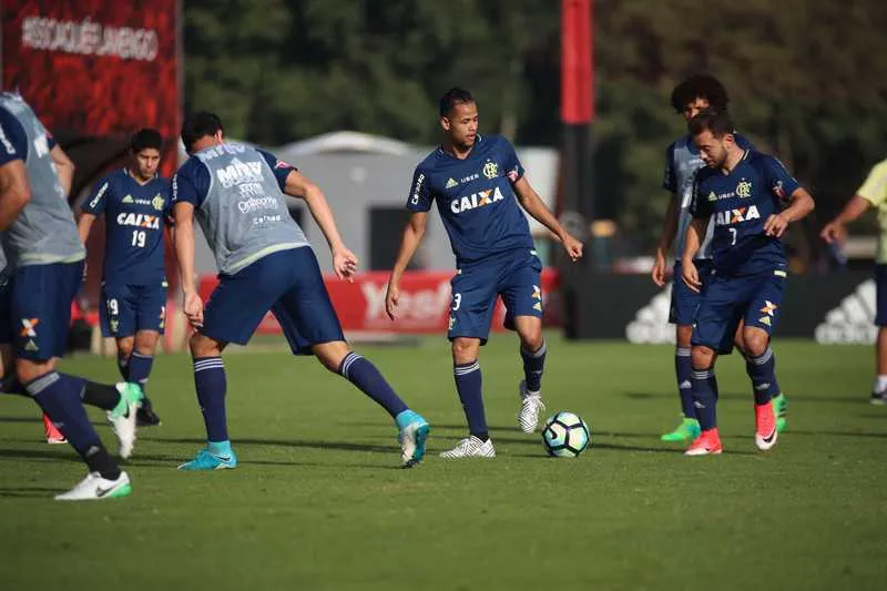 O atacante Geuvánio e o meia Everton Ribeiro atuaram no jogo-treino de ontem à tarde, no CT