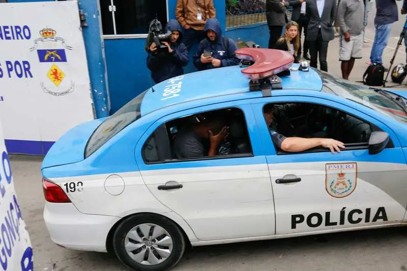 Os acusados tentaram esconder o rosto da imprensa ao chegarem ao 7ºBPM