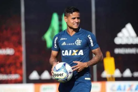 O meia-atacante Everton veste a camisa 22 do Rubro-Negro
