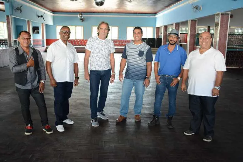 O Clube Mauá recebe, na próxima quarta (5), o baile beneficente, das 17h30 às 23h. Entre as atrações, estão Claudio Fontella, Hélcio Luiz, Domingão e Arnuncinho, Nélio Silva e Peter Mirando. Os ingressos antecipados custam R$5, enquanto na hora R$10, além de um quilo de alimento não perecível.