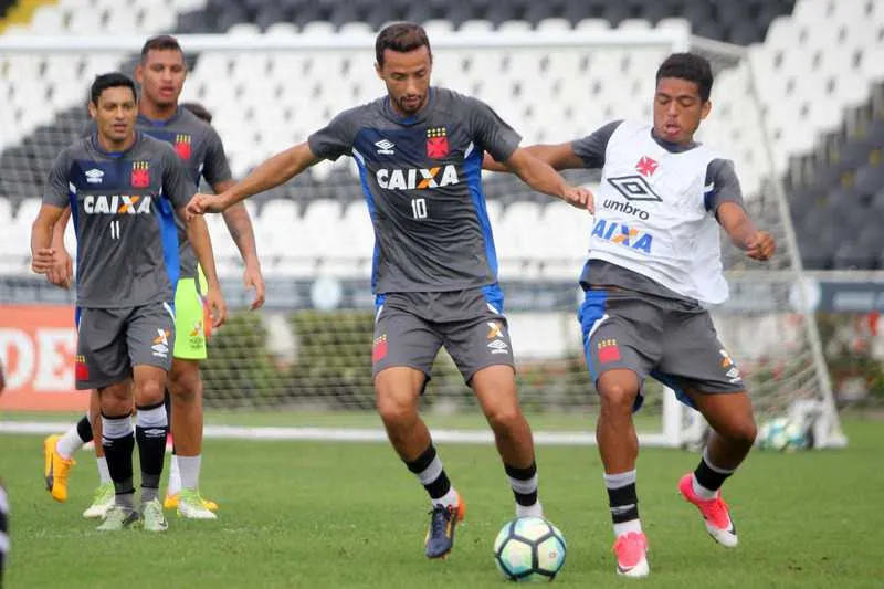 Confirmado como titular, Nenê participou ativamente da atividade
