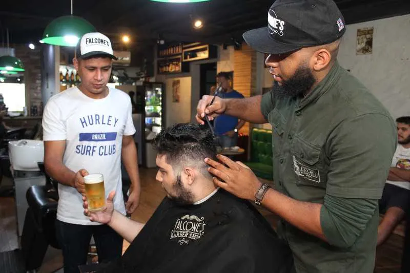 Barbershops de São Gonçalo tratam dos cabelos, barba e ainda oferecem serviços de bar