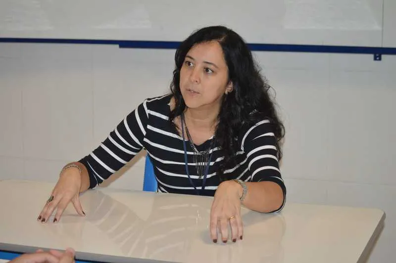 Viviane Mukim explica que a produção hidropônica é mais limpa, mas também recebe agrotóxicos