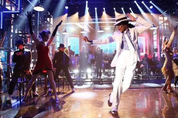 O ator Ícaro Silva foi o grande campeão do "Show dos Famosos", atração do "Domingão do Faustão", neste domingo. Encarnando o Rei do Pop, Michael Jackson, em "Smooth Criminal", Ícaro emplacou nota 10 de todos os jurados. "É muito difícil fazer o que você fez. Muito talento e muito esforço. Não é fácil cantar, dançar e fazer tudo o que você fez. Fiquei impressionado", disse Silvio de Abreu. O ator arrancou elogios desde sua primeira apresentação, quando imitou Beyoncé. 