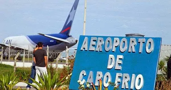 Segundo maior do estado, aeroporto fica na Estrada Velha de Arraial do Cabo, na Praia do Sudoeste