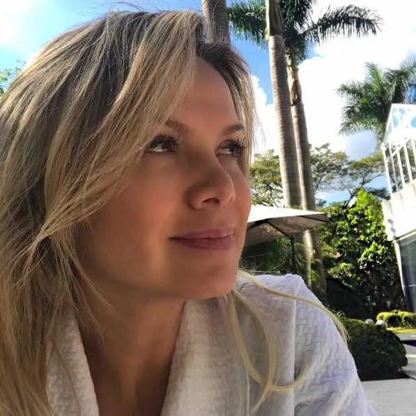 Grávida de seis meses de Manuela, Eliana recebeu o carinho de Xuxa na segunda-feira. A apresentadora publicou a foto de um cartão que recebeu da "Rainha dos Baixinhos". "Manu, minha baixinha linda, tia Xuxa já te ama. Que Deus te proteja sempre. Vem logo. Beijinhos", escreveu a apresentadora. Eliana está longe do trabalho e fazendo repouso absoluto após descolamento da placenta. A apresentadora já é mãe de Arthur, de 5 anos. 
