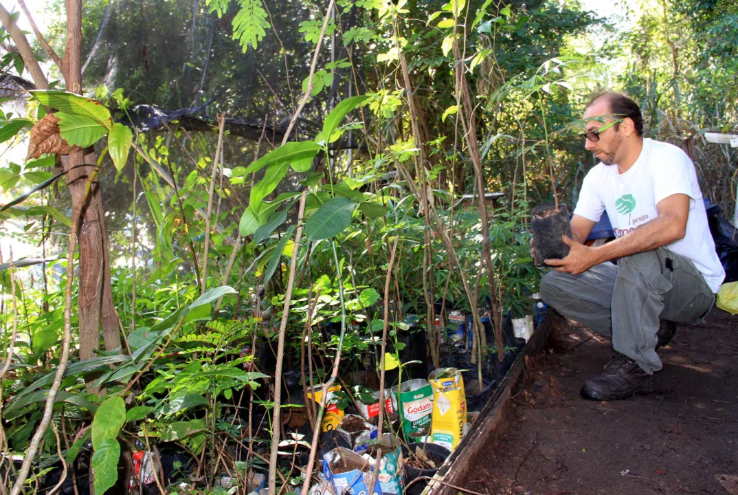 Marcos Dias é o fundador do projeto, que mantém um viveiro com capacidade para 200 mudas