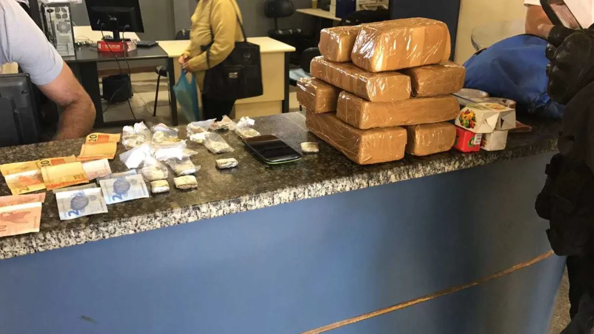 Imagem ilustrativa da imagem Polícia prende 2 com drogas na Chumbada
