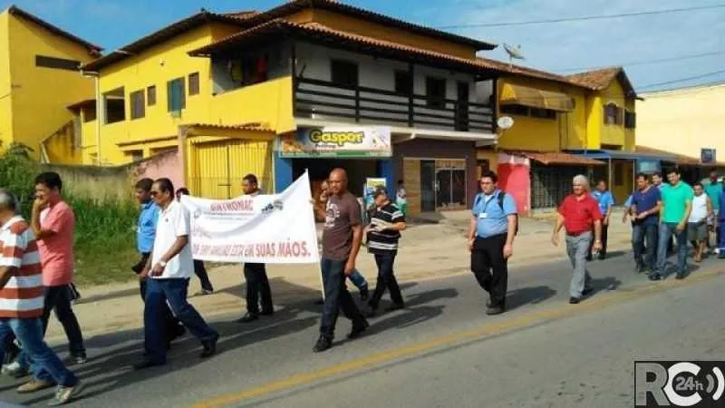 Manifestantes caminharam da garagem da empresa Montes Brancos, no bairro Parque Hotel, até a sede da prefeitura. no Centro