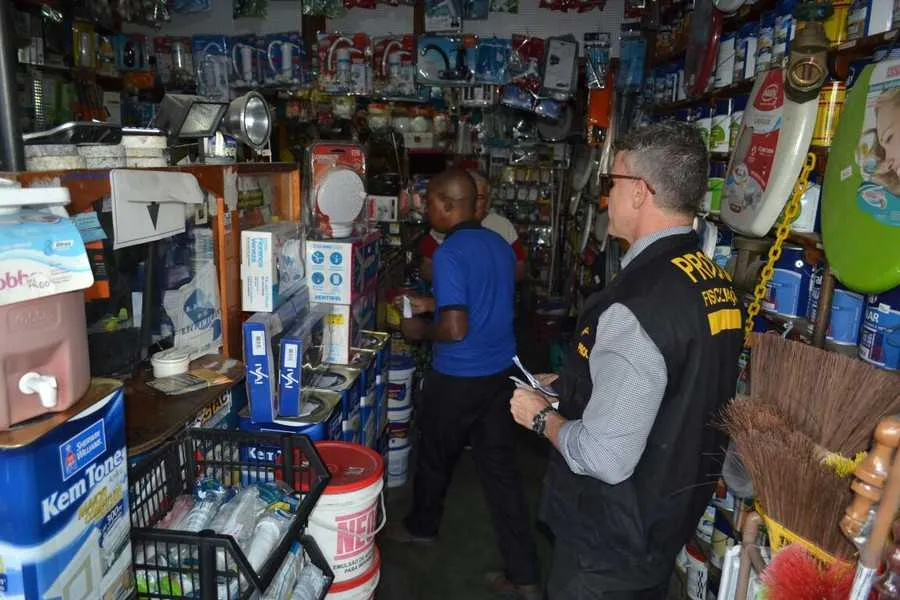 Agentes di órgão distribuíram folhetos divulgando e cobrando cumprimento de lei municipal