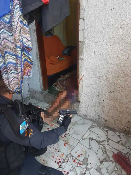 Com ‘PV’ segundo a polícia, havia uma pistola e um rádio