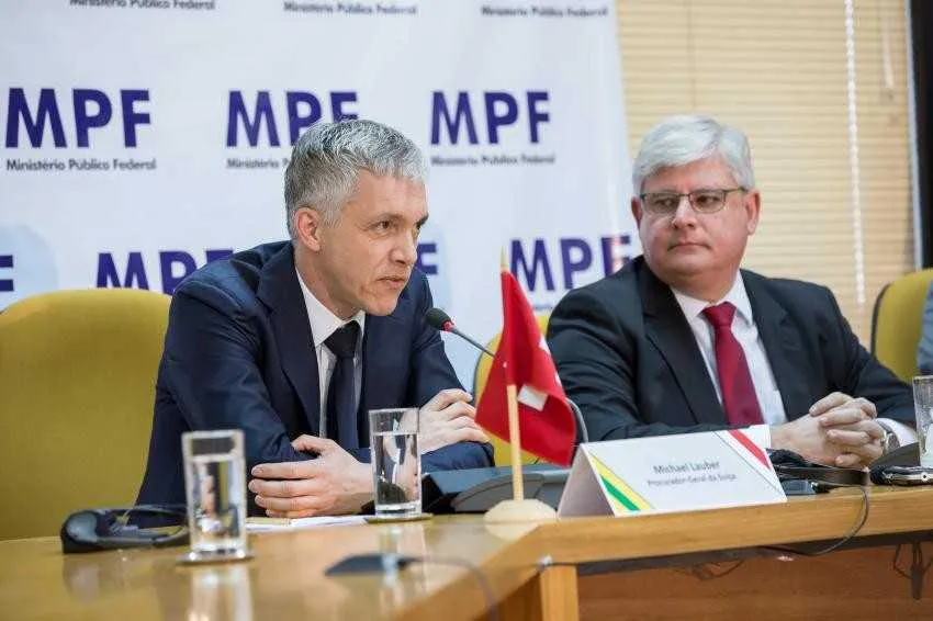 Entrevista coletiva do procurador-geral, Rodrigo Janot (dir.) e com o procurador-geral da Suiça, Michael Lauber, sobre as investigações da Operação Lava Jato, em Brasília.