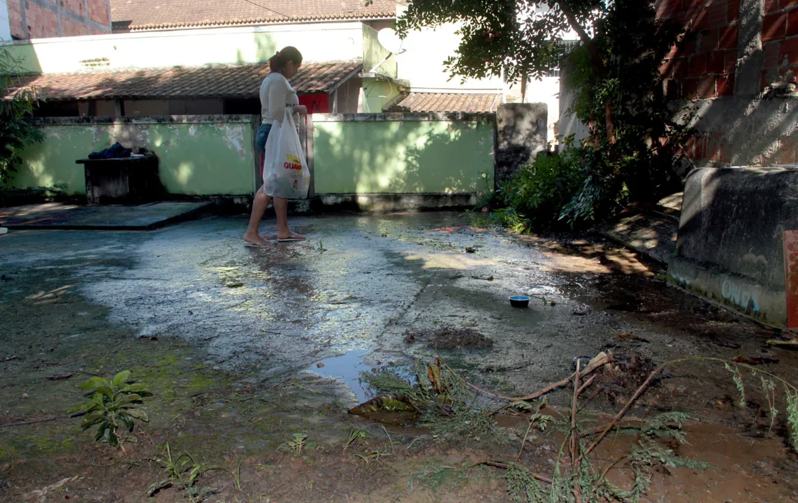 Vazamento tem dois meses e entra nos quintais dos moradores