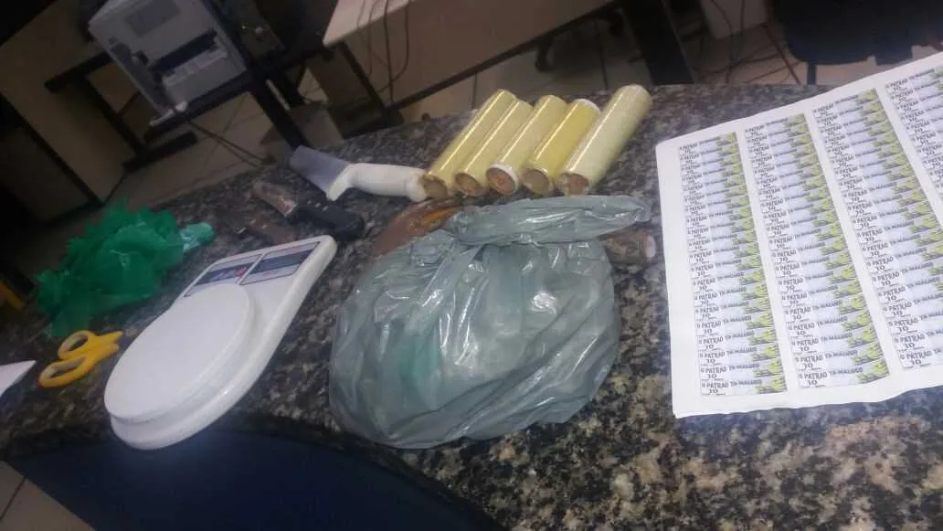 Nas ações, PMs apreenderam drogas e material para endolação
