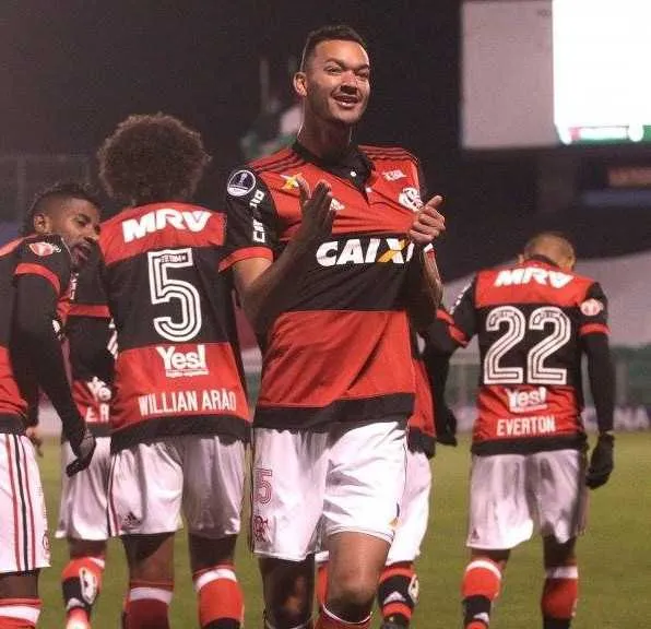  O zagueiro Réver vive uma grande fase no rubro-negro carioca