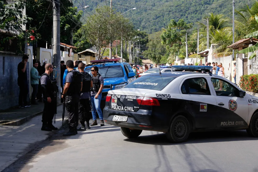Grupo estava com arma, cigarros e peças de carros roubados