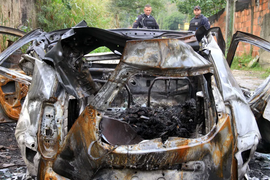 Corpos carbonizados foram encontrados em carro, no Baldeador