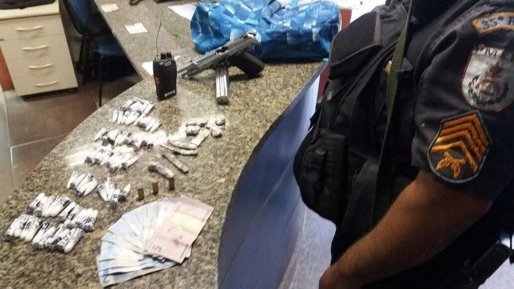 PMs apreenderam uma pistola, drogas e dinheiro com o menor
