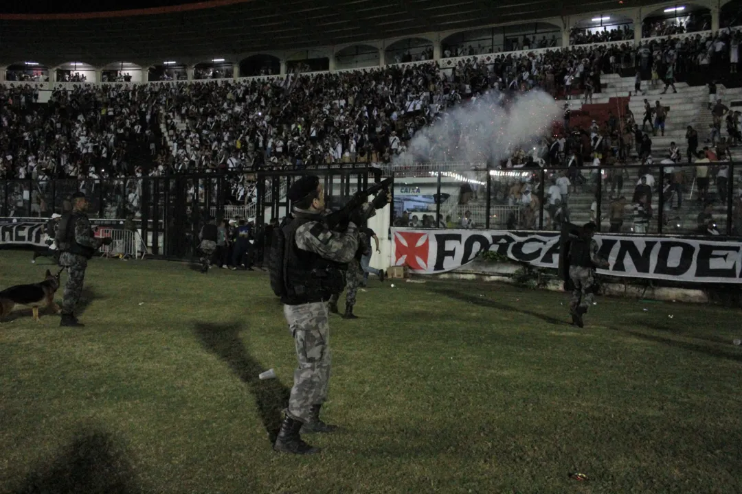  O clima da partida em São Januário estava hostil nas arquibancadas e dentro de campo. Após o jogo, os torcedores vascaínos jogaram bombas e destruíram estruturas do estádio