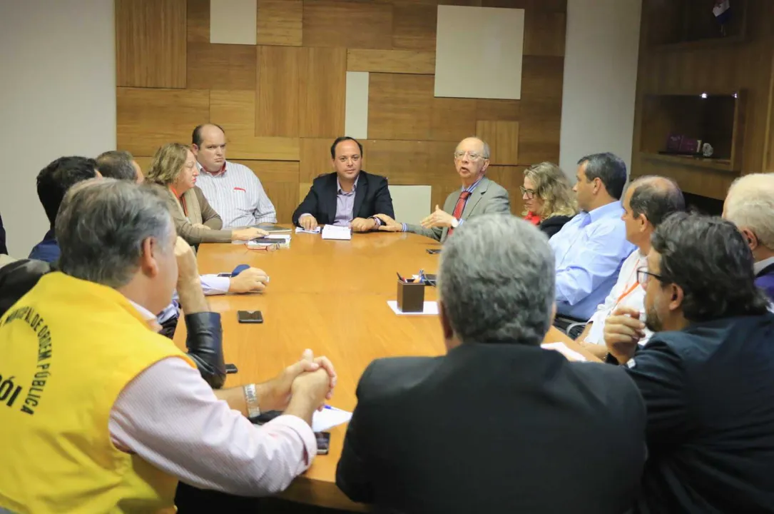Rodrigo Neves fez reunião com representantes da sociedade, de entidades de classe e do legislativo