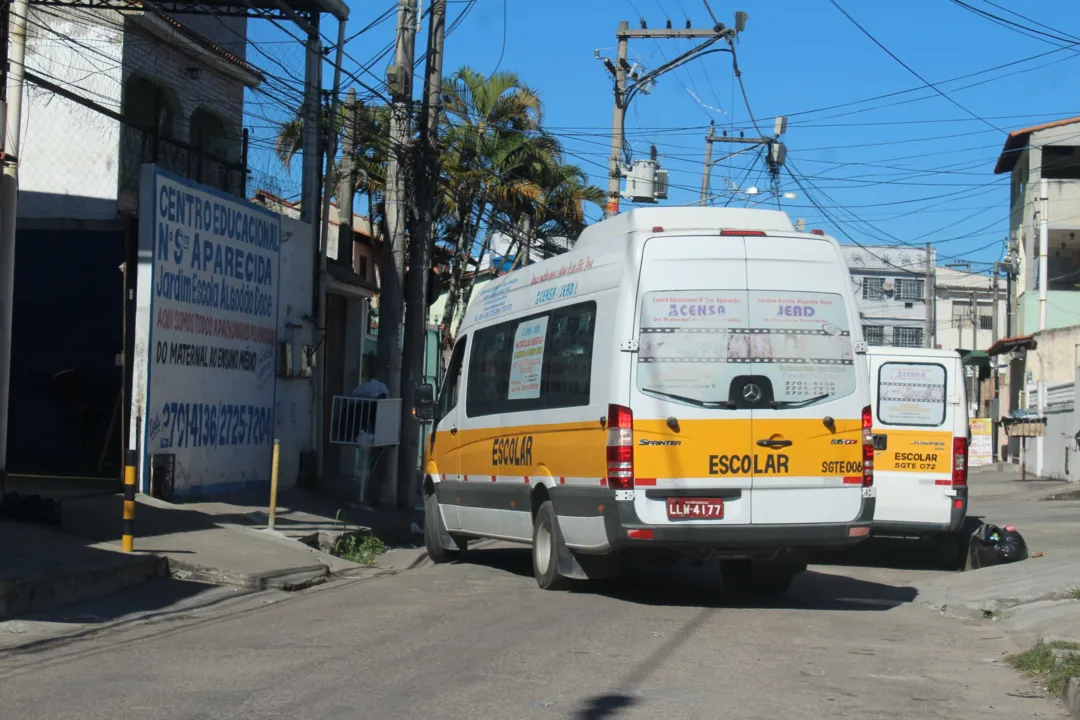 Gláucio mostra o seu carro de trabalho e diz que os pais têm que ficar atentos aos profissionais