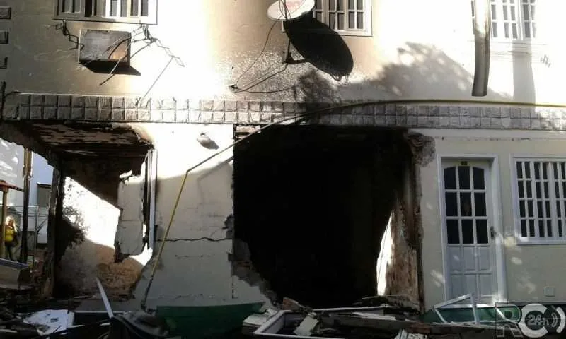 Bombeiros informaram que foram gastos cinco mil litros de água para conter as chamas