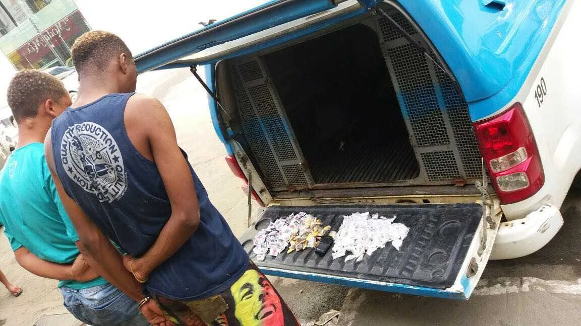 Os presos foram flagrados com ‘cargas’ de maconha e cocaína