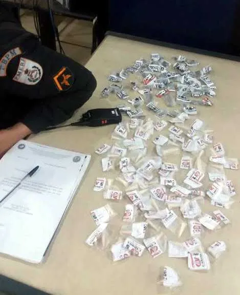Com a dupla foram encontrados trouxinhas de maconha e cocaína