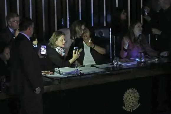Senadoras da oposição ocuparam a mesa do plenário para impedir a votação da reforma trabalhista