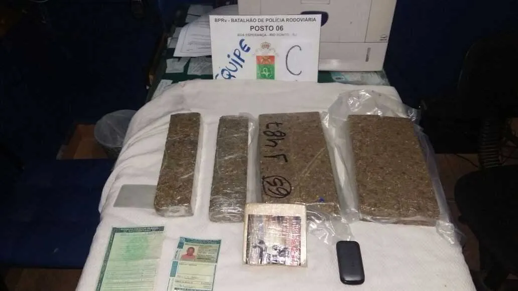 Segundo a polícia, droga seria levada para favela em Cabo Frio