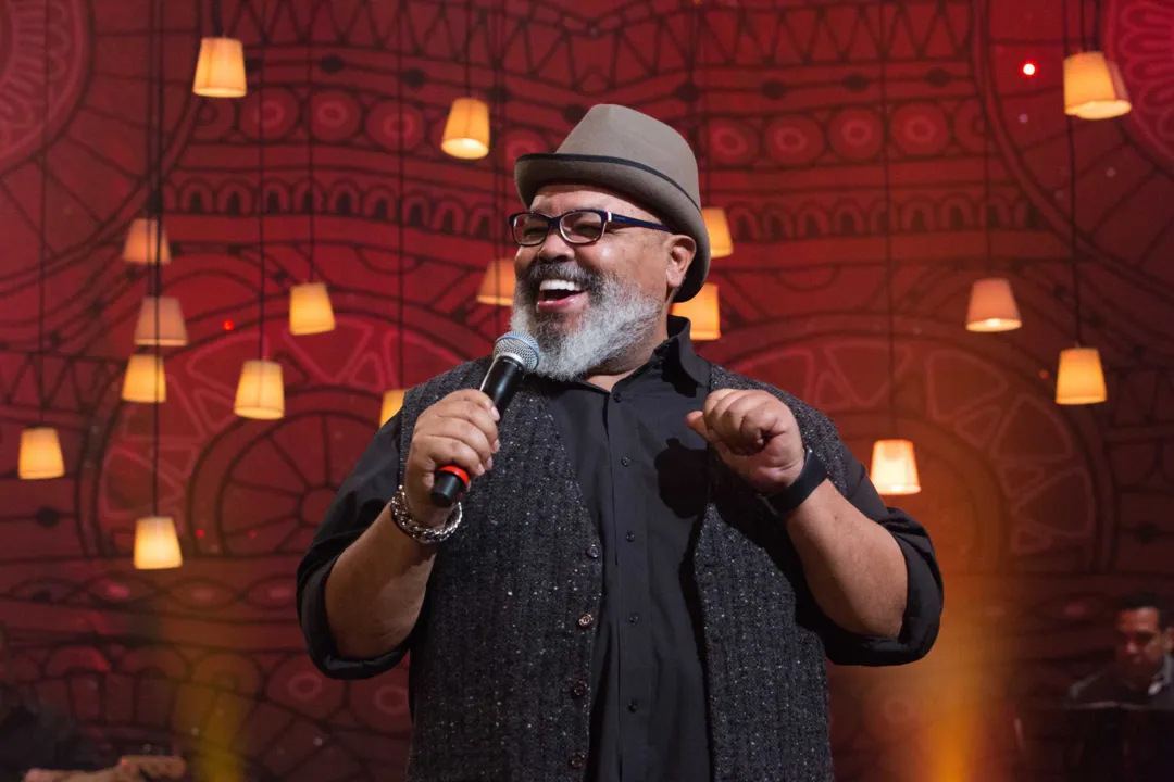 Jorge Aragão se apresenta amanhã, às 19h30, na Praça de Alimentação do São Gonçalo Shopping. Com mais de 40 anos de carreira, o cantor é um dos principais expoentes do samba brasileiro, dono de uma discografia com mais de 20 álbuns. O artista se apresenta dentro do projeto “São Gonçalo Show”, que acontece toda segunda quinta-feira de cada mês, sempre com a participação de um grande nome da música brasileira. A entrada é gratuita.